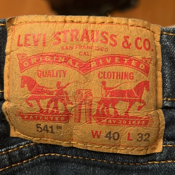 Men’s Levi Distressed Jeans - Picture 4 of 5
